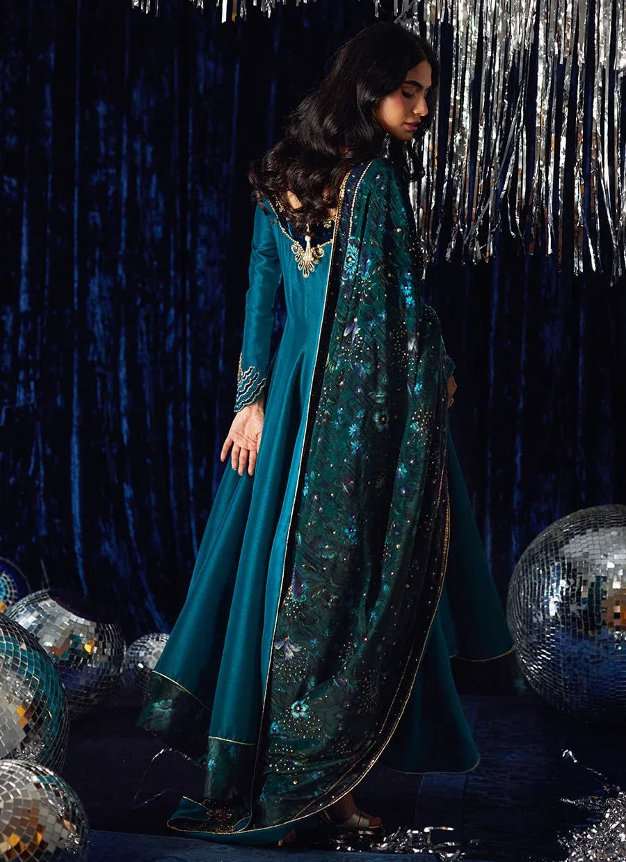 Farah Talib Aziz | Velvet Fete 4 | The Verve Shawl - Rang-e-Khaas