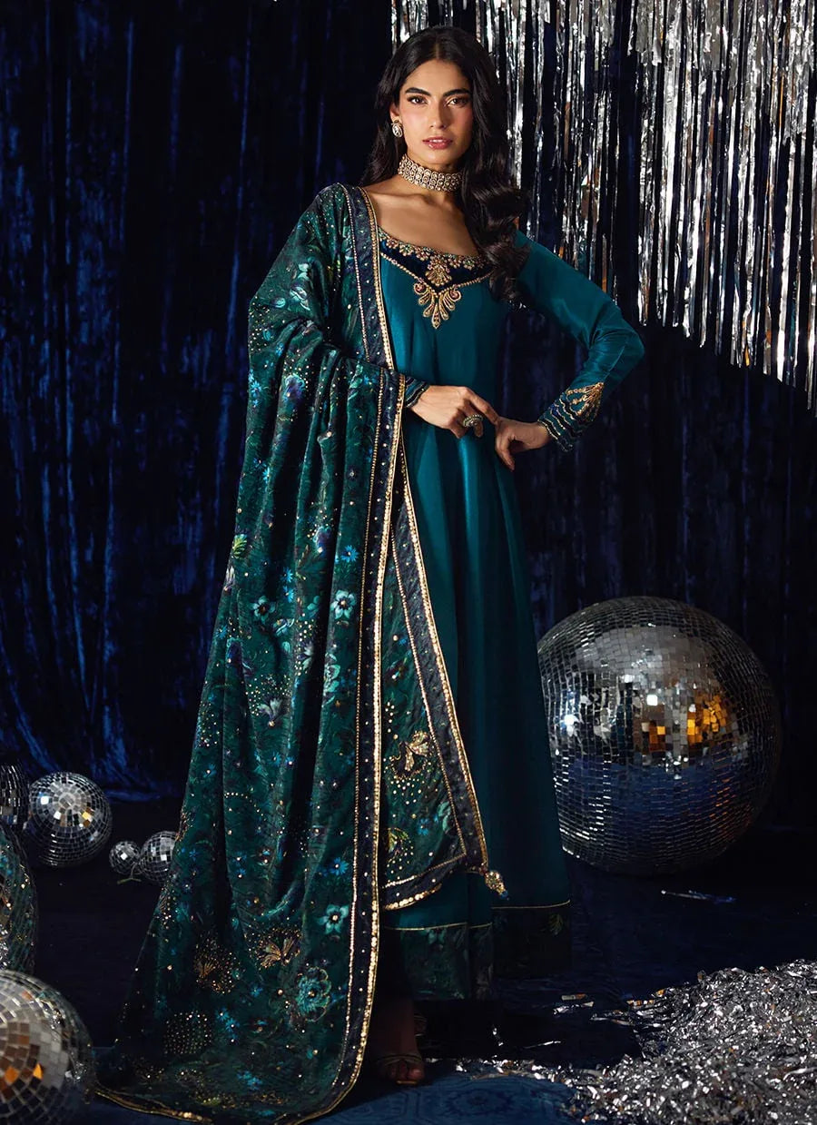 Farah Talib Aziz | Velvet Fete 4 | The Verve Shawl - Rang-e-Khaas