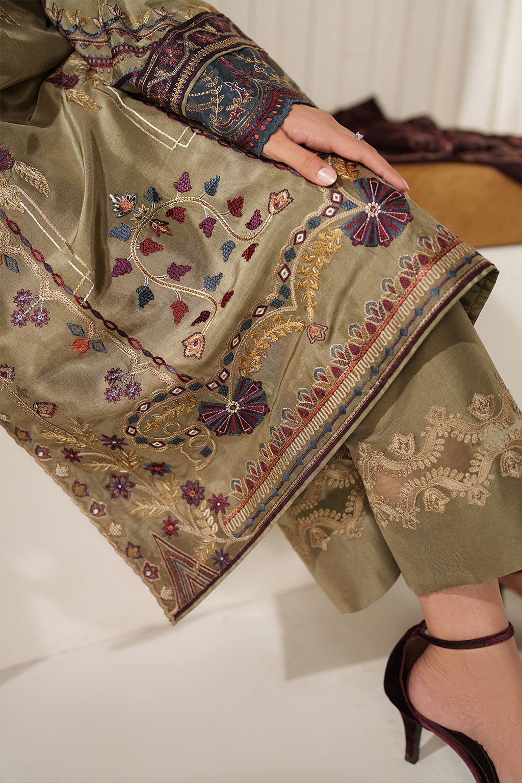 Iznik UE-614 Embroidered Ramen Silk