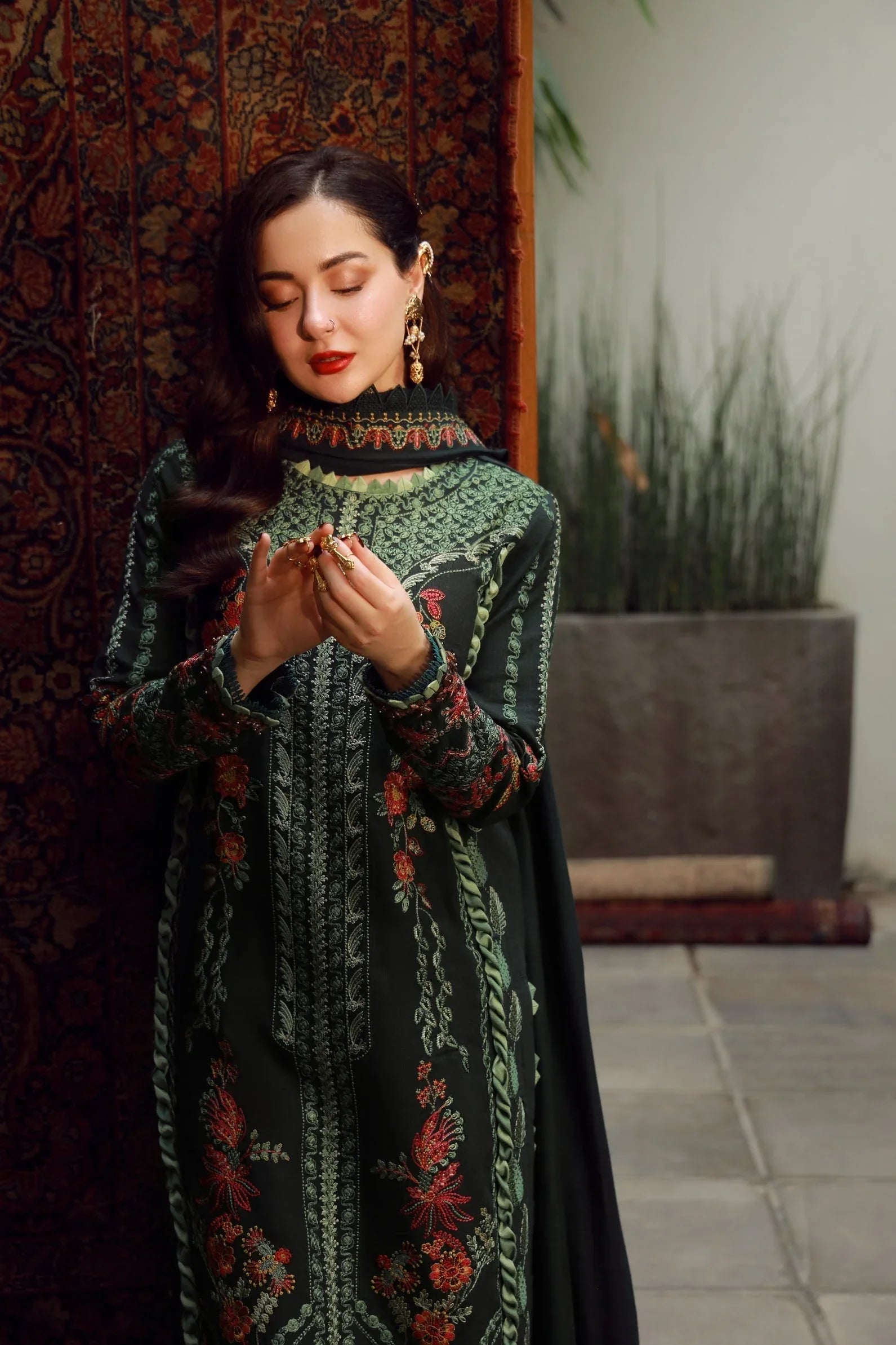Maryam Hussain | Winter Shawl 25 | Almas - Rang-e-Khaas