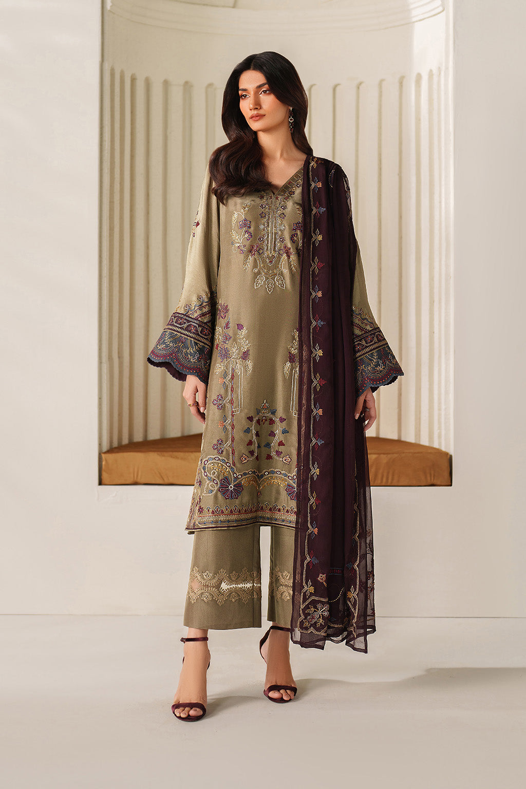 Iznik UE-614 Embroidered Ramen Silk