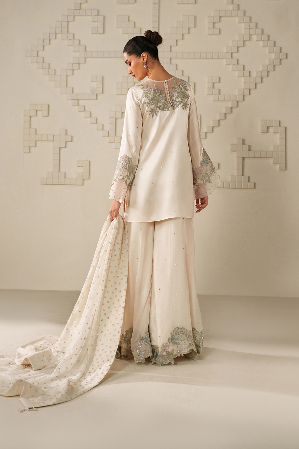 Iznik UE-620 Embroidered Ramen Silk