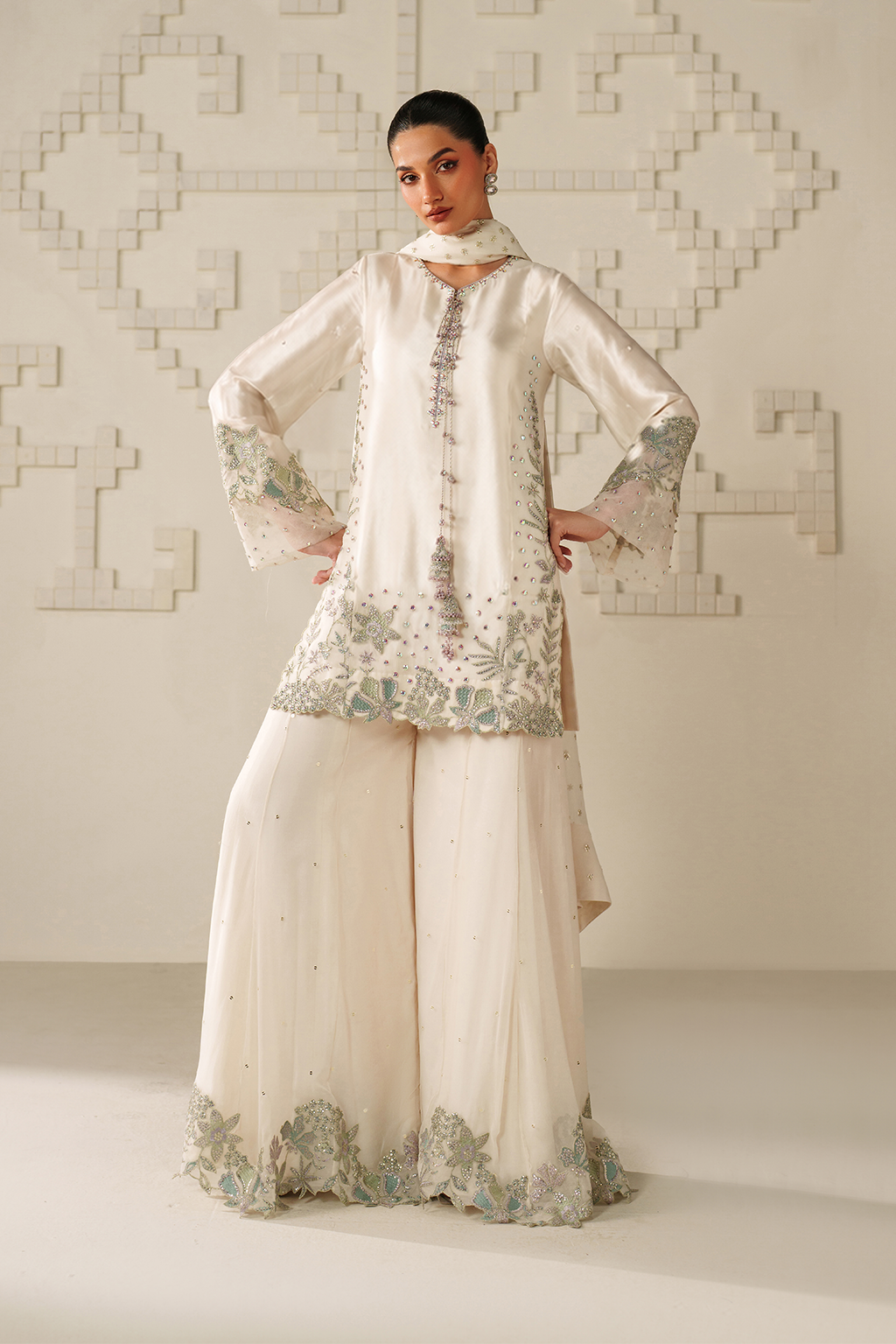 Iznik UE-620 Embroidered Ramen Silk