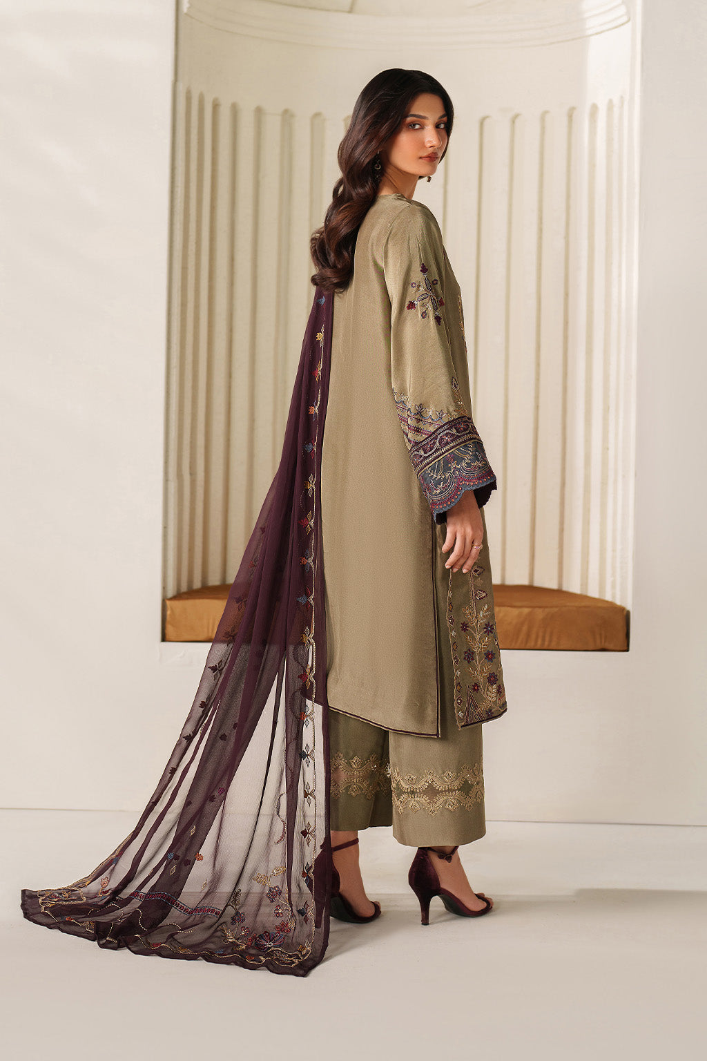 Iznik UE-614 Embroidered Ramen Silk