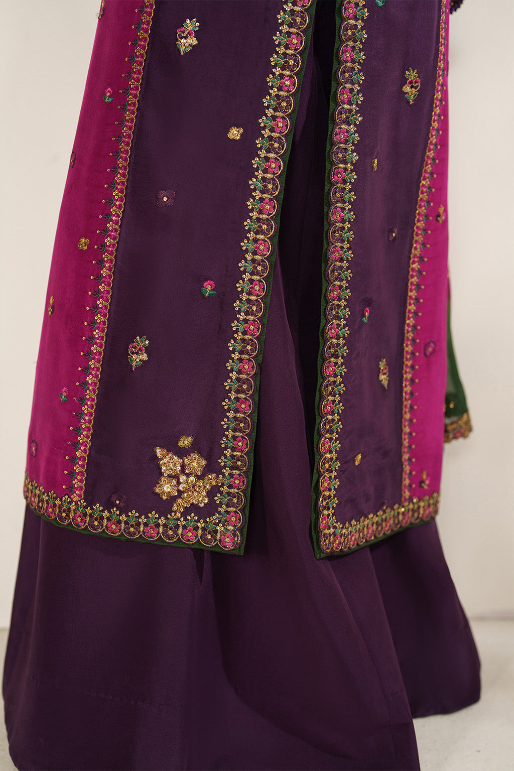 Iznik UE-611  Embroidered  Ramen Silk