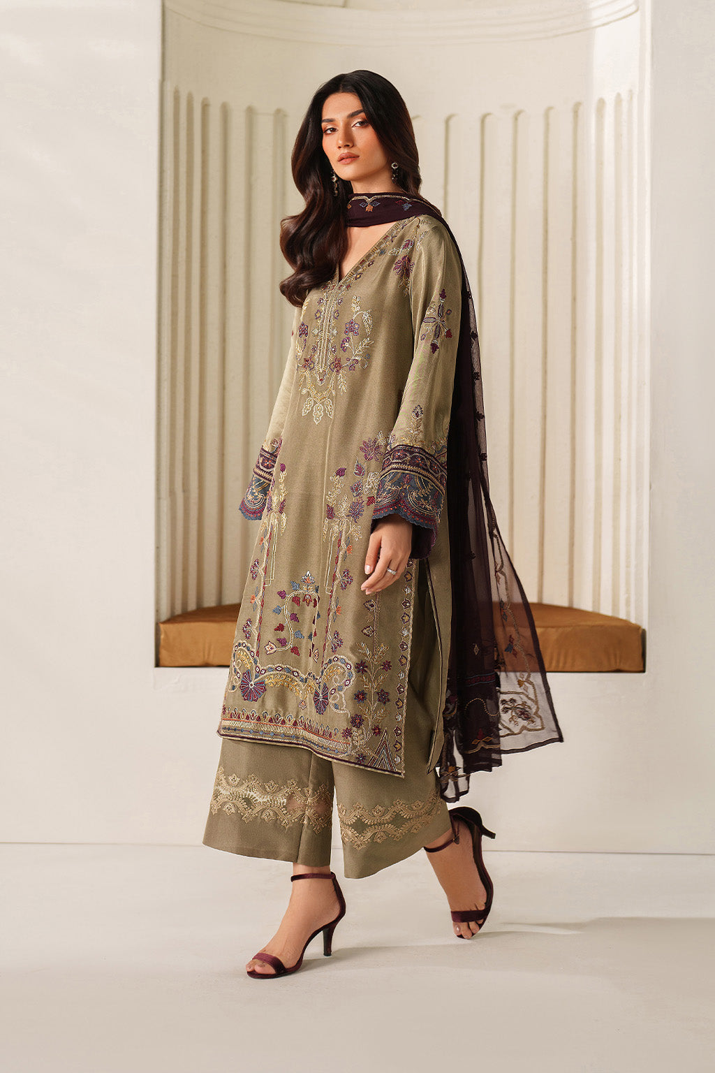 Iznik UE-614 Embroidered Ramen Silk
