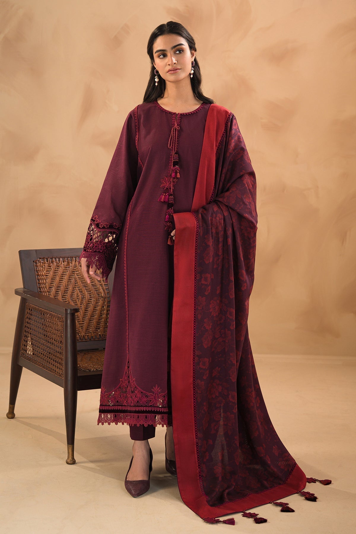 BAROQUE-EMBROIDERED SLUB KHADDAR UF-477
