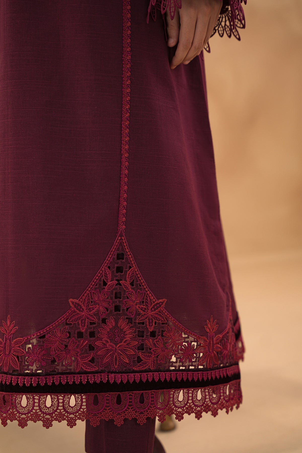 BAROQUE-EMBROIDERED SLUB KHADDAR UF-477