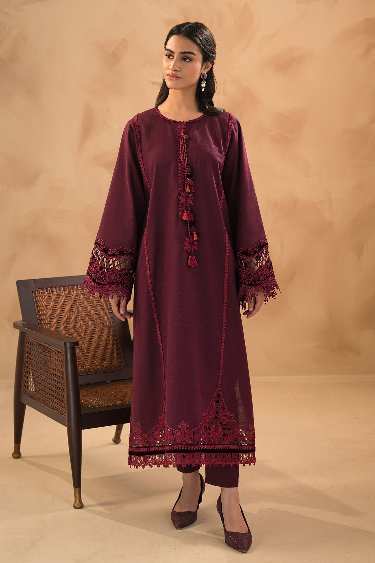 BAROQUE-EMBROIDERED SLUB KHADDAR UF-477