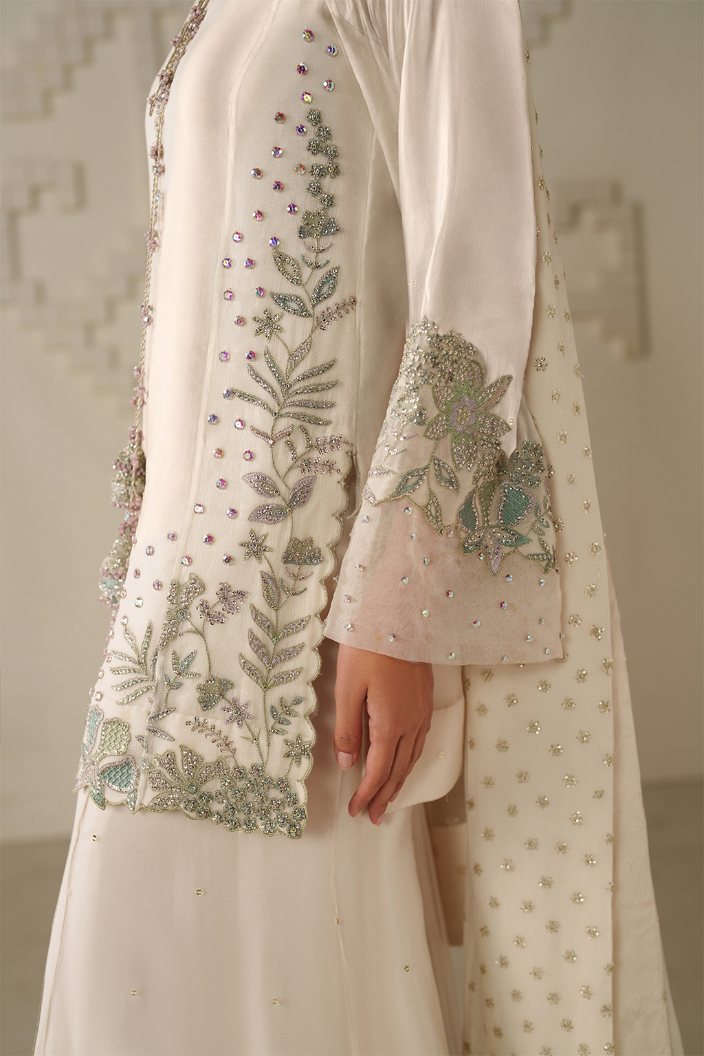 Iznik UE-620 Embroidered Ramen Silk