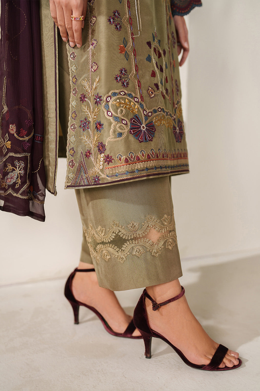 Iznik UE-614 Embroidered Ramen Silk