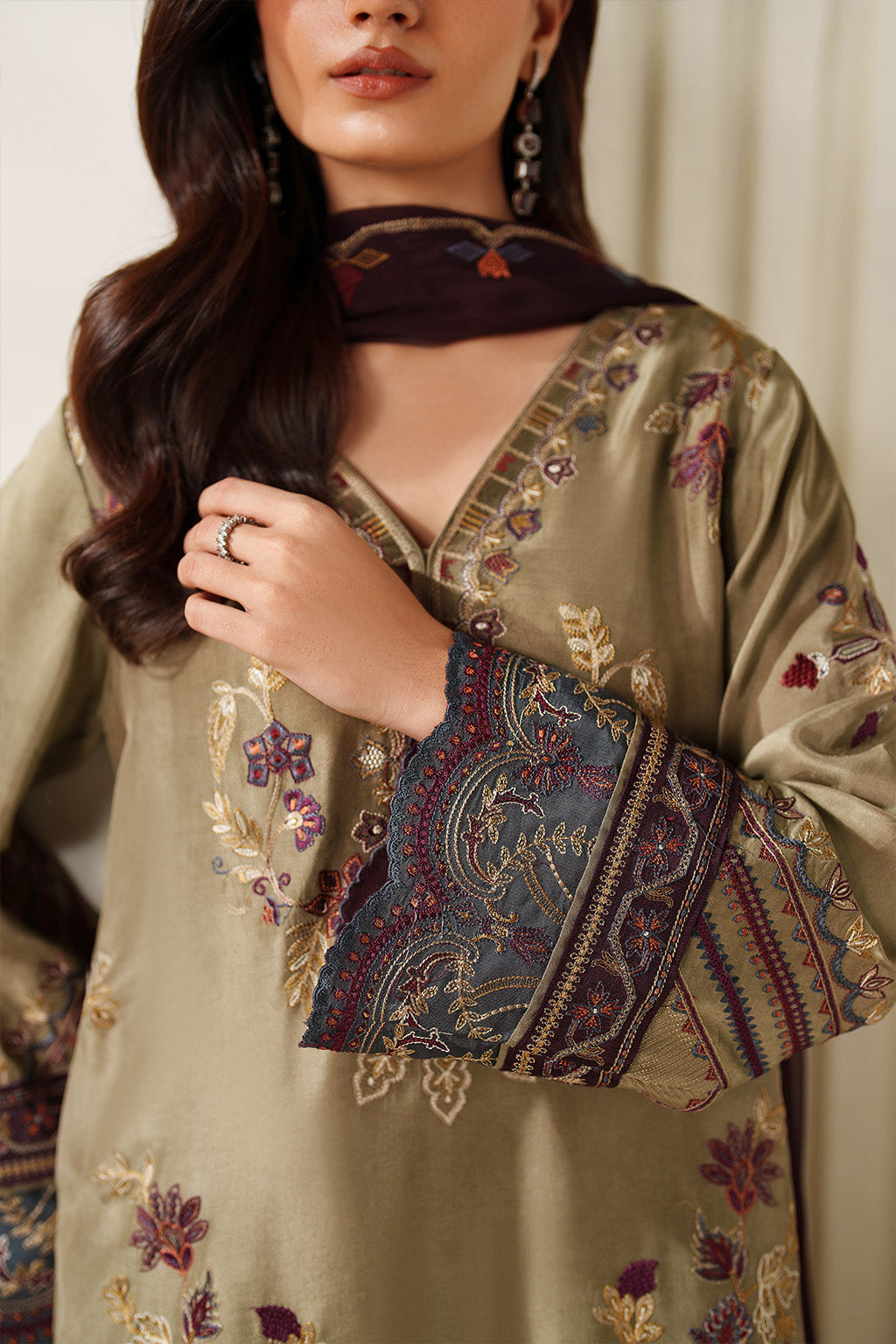 Iznik UE-614 Embroidered Ramen Silk