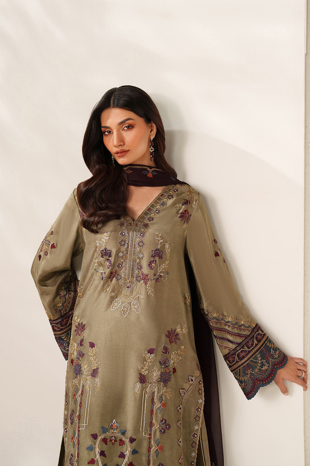 Iznik UE-614 Embroidered Ramen Silk