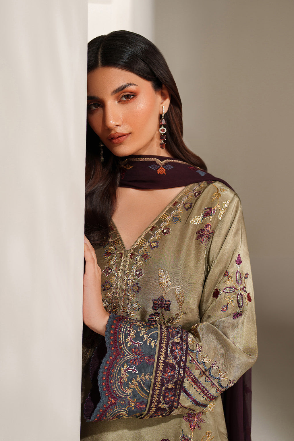 Iznik UE-614 Embroidered Ramen Silk