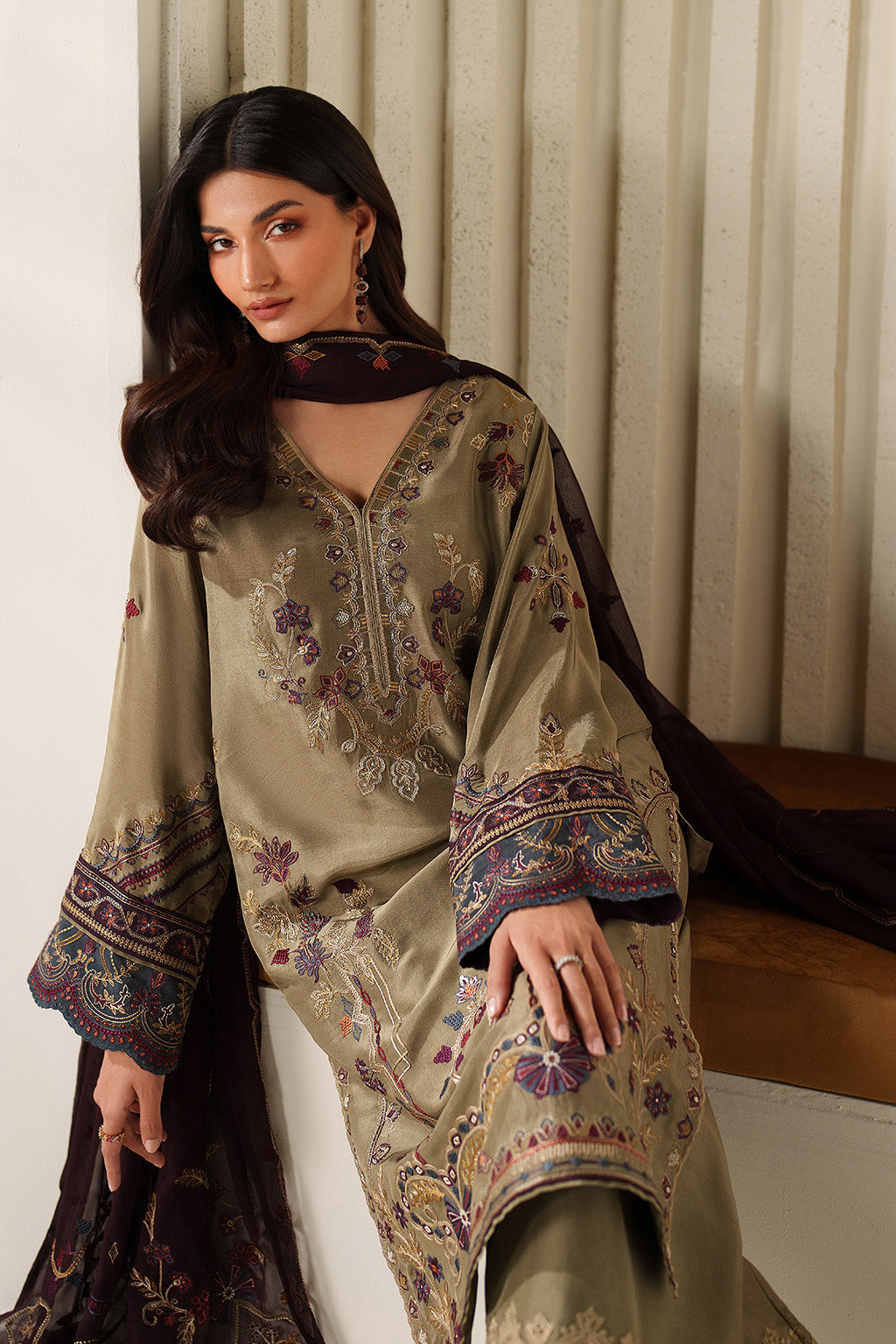 Iznik UE-614 Embroidered Ramen Silk