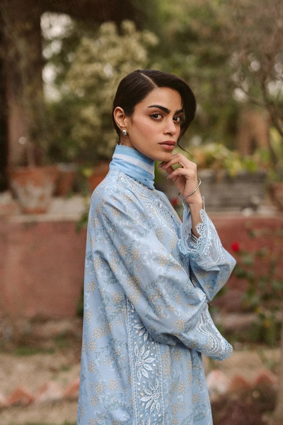 Ayzel | The Bare Minimum | Vezia - Rang-e-Khaas