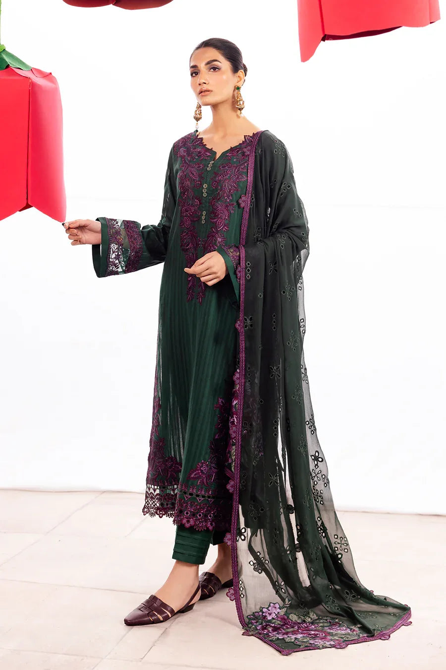 Iznik | Dahlia Embroidered Lawn | DL-02 - Rang-e-Khaas
