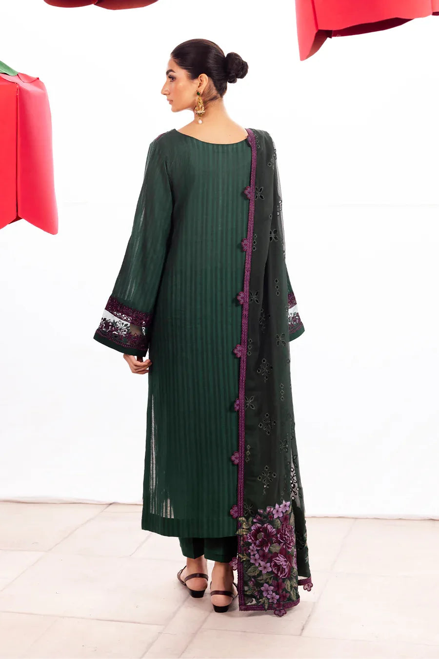 Iznik | Dahlia Embroidered Lawn | DL-02 - Rang-e-Khaas