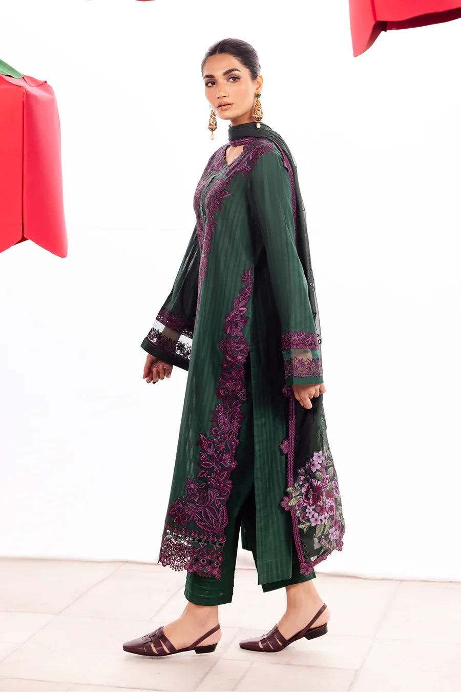 Iznik | Dahlia Embroidered Lawn | DL-02 - Rang-e-Khaas