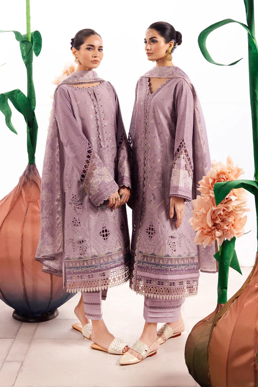 Iznik | Dahlia Embroidered Lawn | DL-04 - Rang-e-Khaas