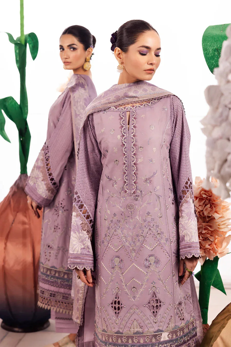 Iznik | Dahlia Embroidered Lawn | DL-04 - Rang-e-Khaas