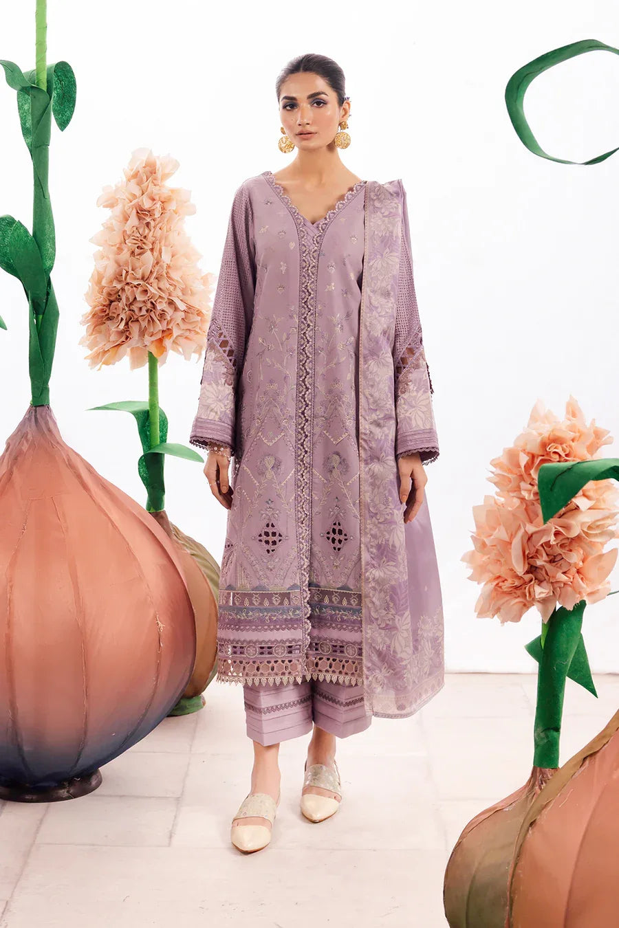 Iznik | Dahlia Embroidered Lawn | DL-04 - Rang-e-Khaas
