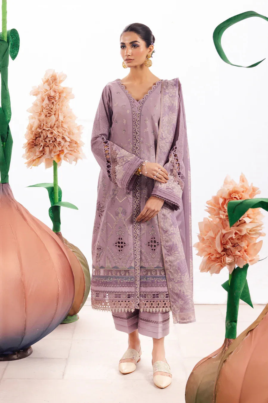 Iznik | Dahlia Embroidered Lawn | DL-04 - Rang-e-Khaas