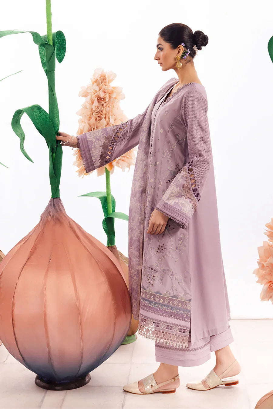 Iznik | Dahlia Embroidered Lawn | DL-04 - Rang-e-Khaas