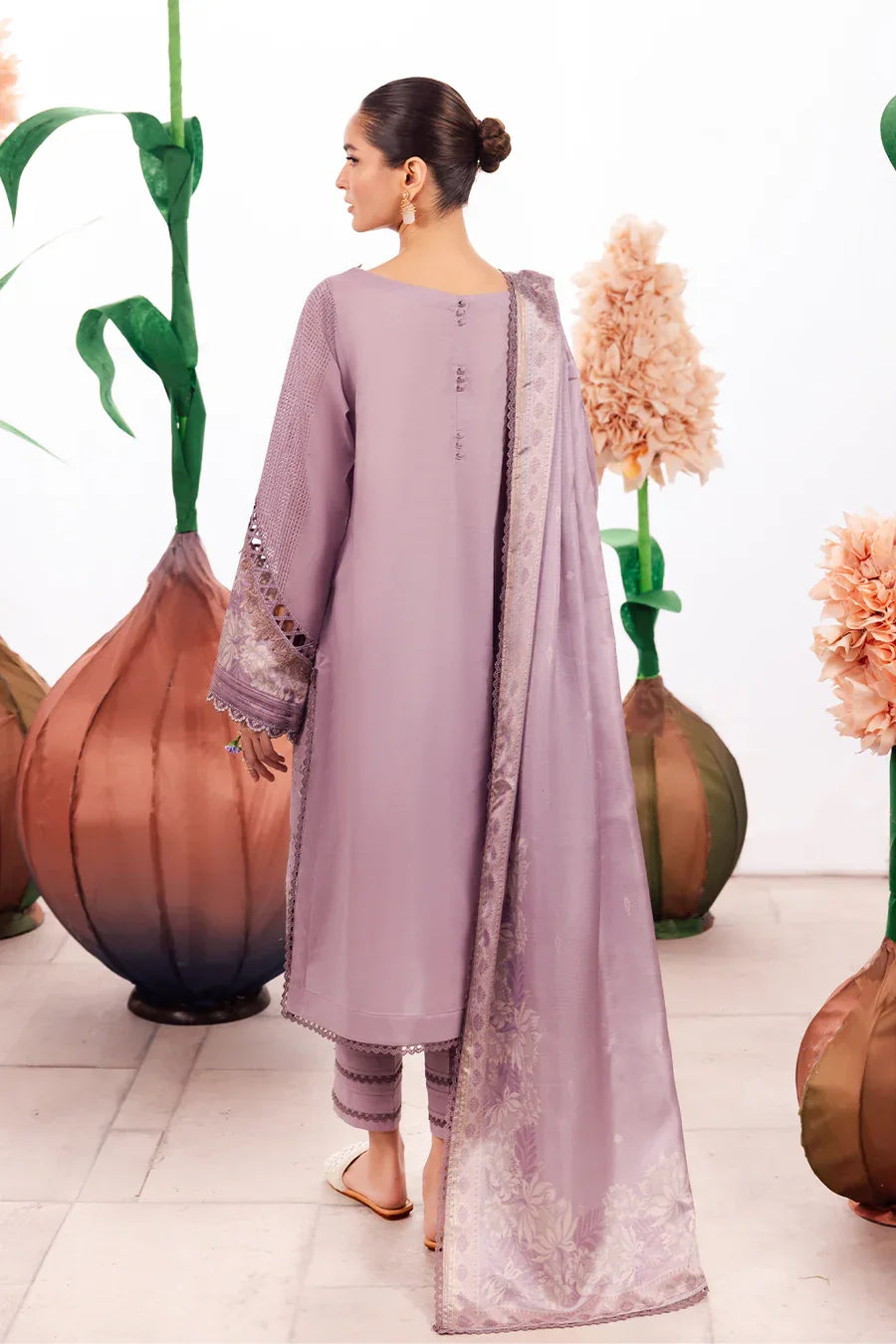 Iznik | Dahlia Embroidered Lawn | DL-04 - Rang-e-Khaas
