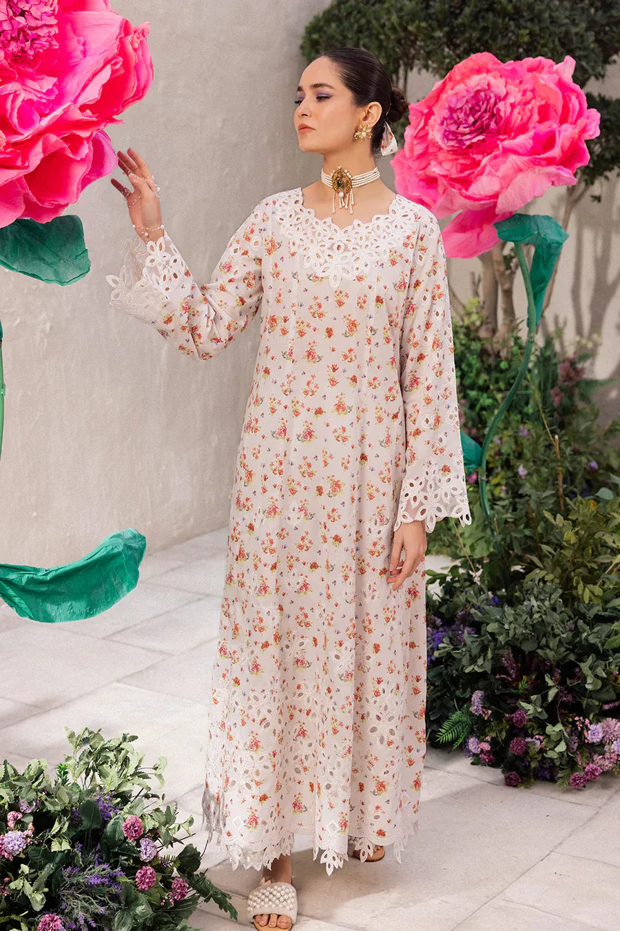 Iznik | Dahlia Embroidered Lawn | DL-05 - Rang-e-Khaas