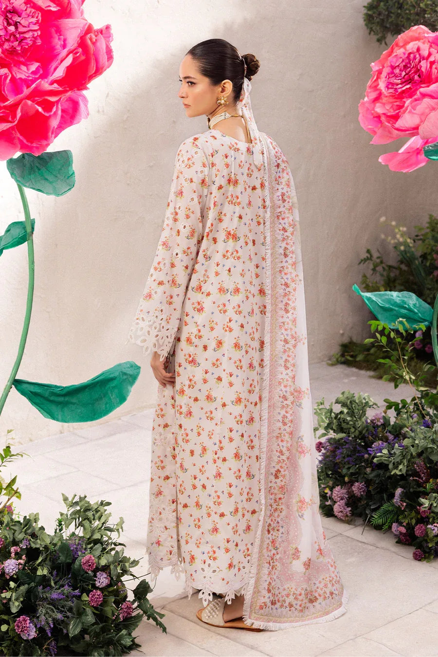 Iznik | Dahlia Embroidered Lawn | DL-05 - Rang-e-Khaas