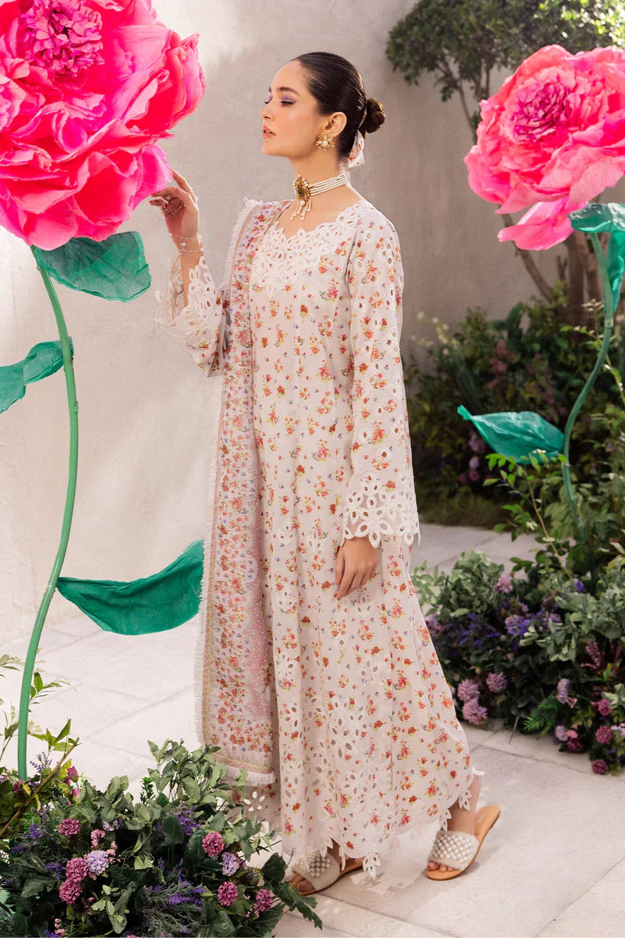 Iznik | Dahlia Embroidered Lawn | DL-05 - Rang-e-Khaas