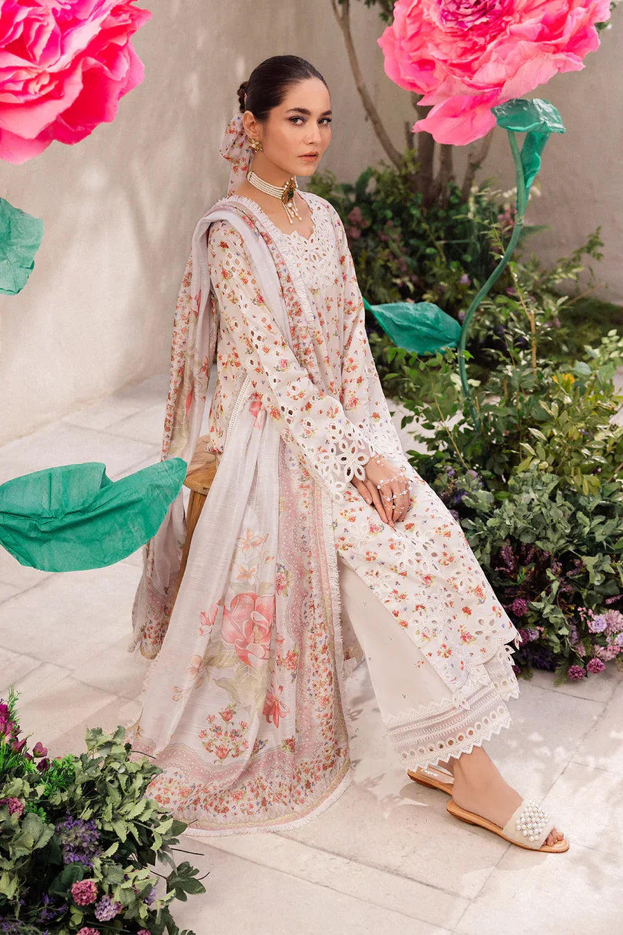 Iznik | Dahlia Embroidered Lawn | DL-05 - Rang-e-Khaas