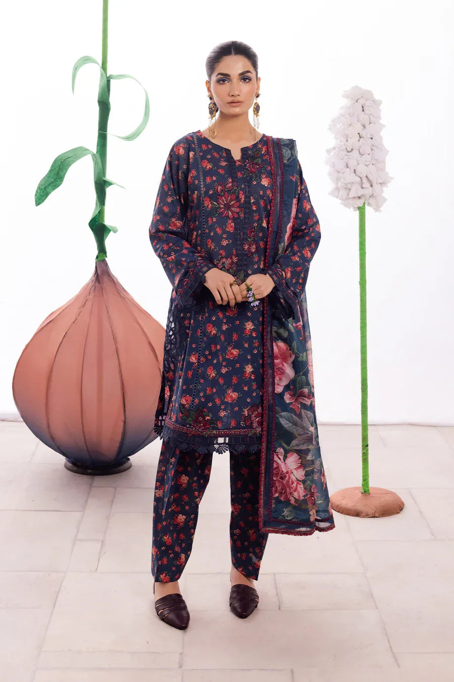 Iznik | Dahlia Embroidered Lawn | DL-07 - Rang-e-Khaas