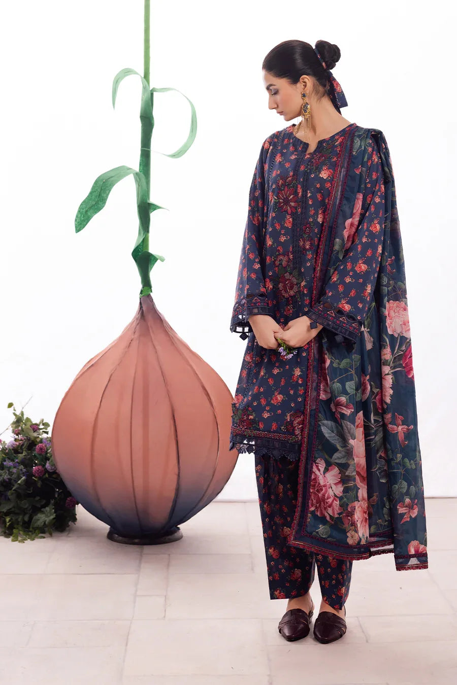 Iznik | Dahlia Embroidered Lawn | DL-07 - Rang-e-Khaas