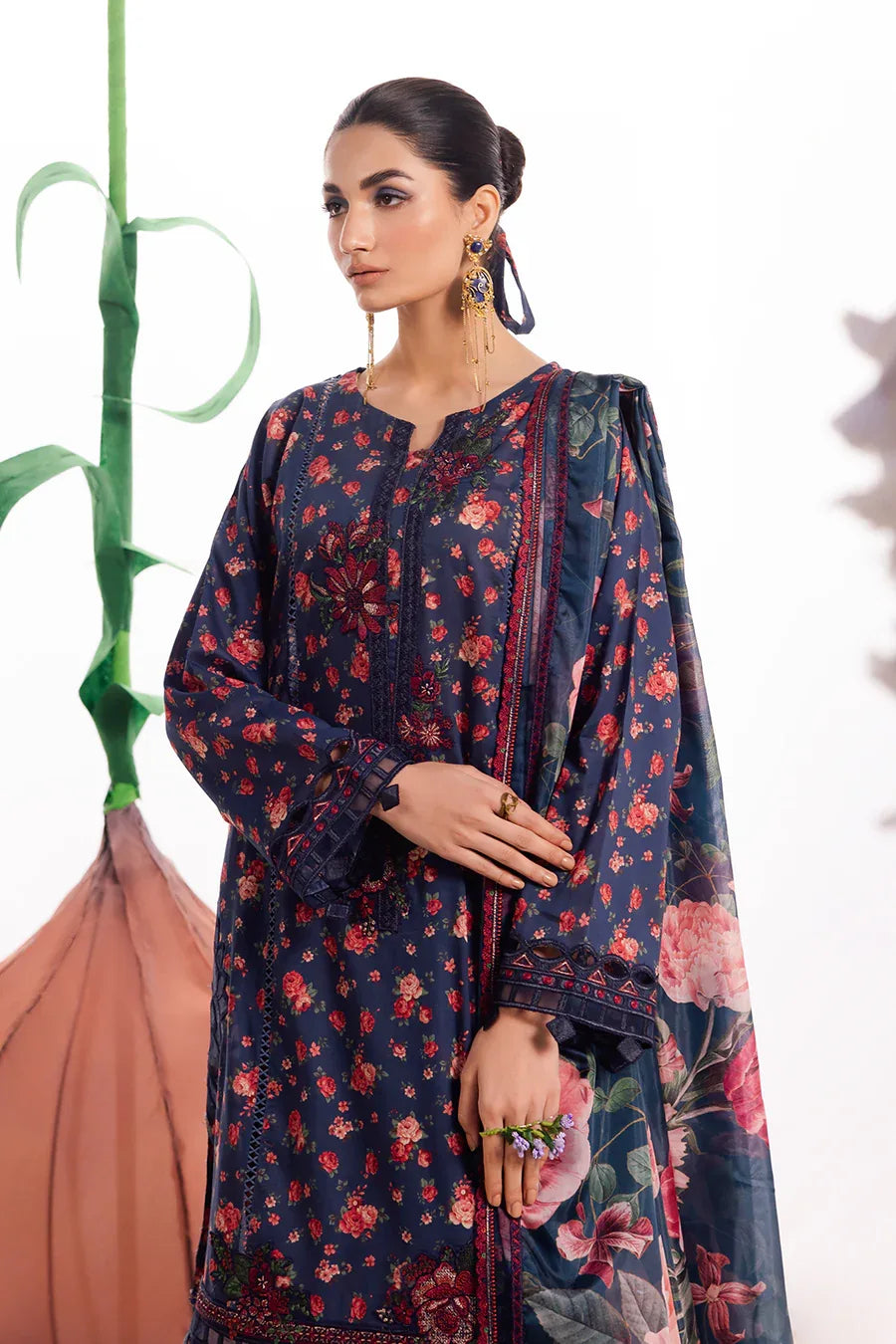 Iznik | Dahlia Embroidered Lawn | DL-07 - Rang-e-Khaas