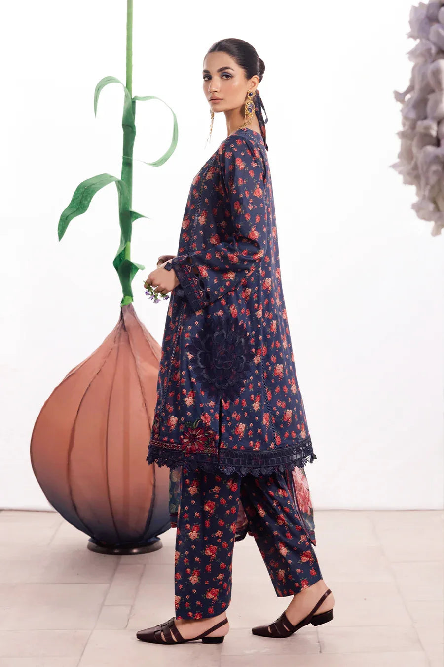 Iznik | Dahlia Embroidered Lawn | DL-07 - Rang-e-Khaas