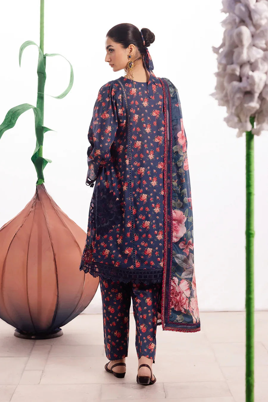 Iznik | Dahlia Embroidered Lawn | DL-07 - Rang-e-Khaas