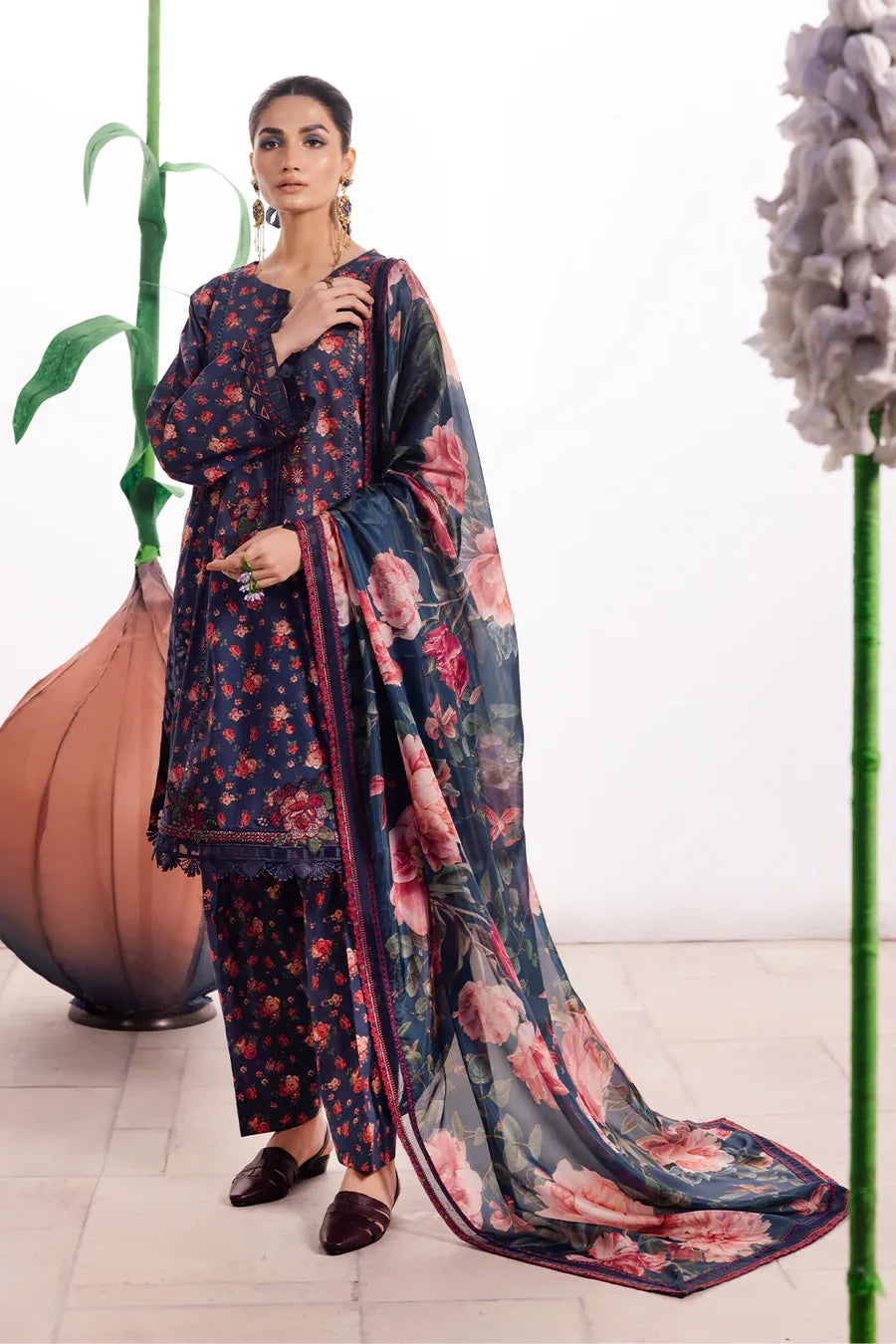 Iznik | Dahlia Embroidered Lawn | DL-07 - Rang-e-Khaas