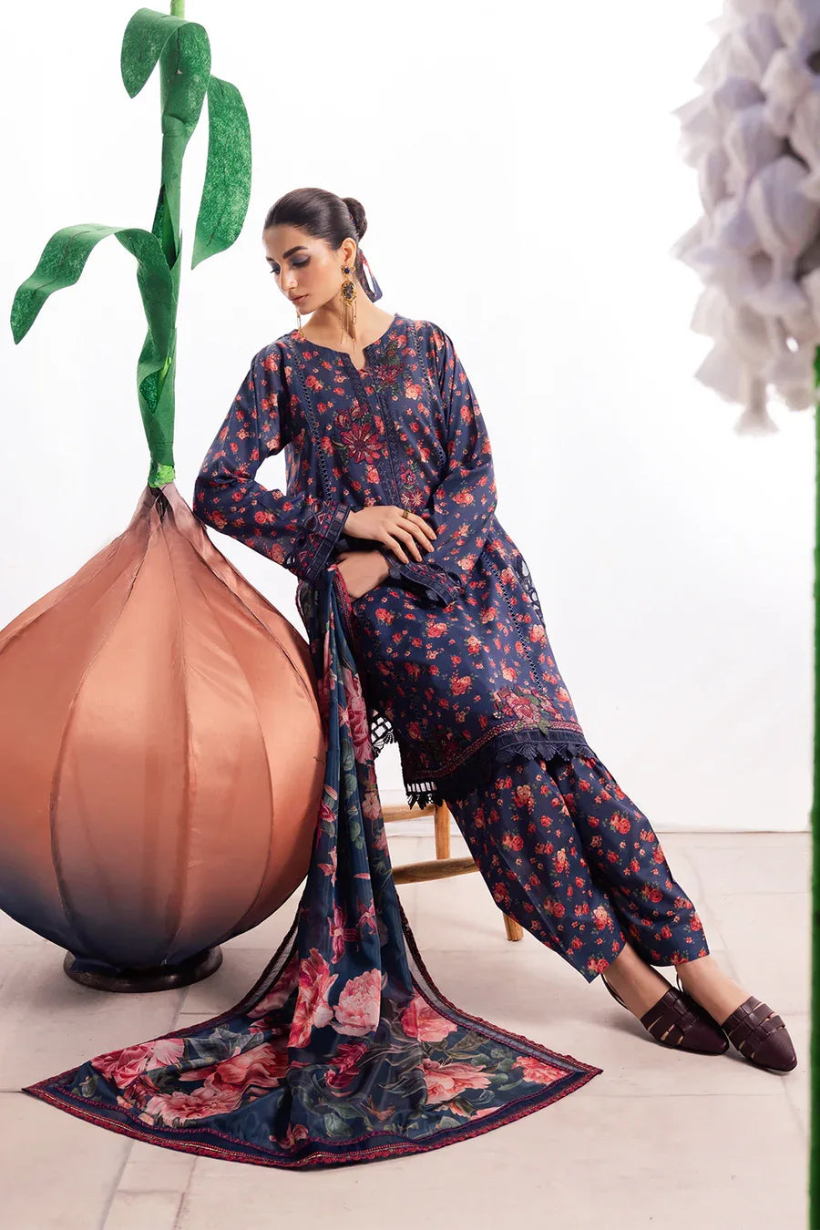 Iznik | Dahlia Embroidered Lawn | DL-07 - Rang-e-Khaas