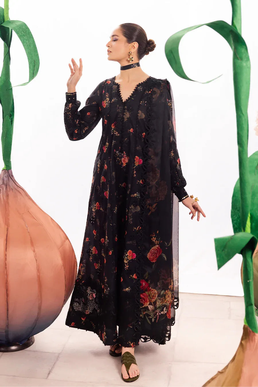 Iznik | Dahlia Embroidered Lawn | DL-08 - Rang-e-Khaas
