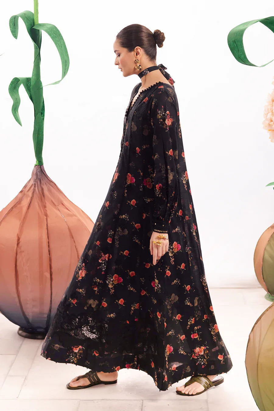 Iznik | Dahlia Embroidered Lawn | DL-08 - Rang-e-Khaas