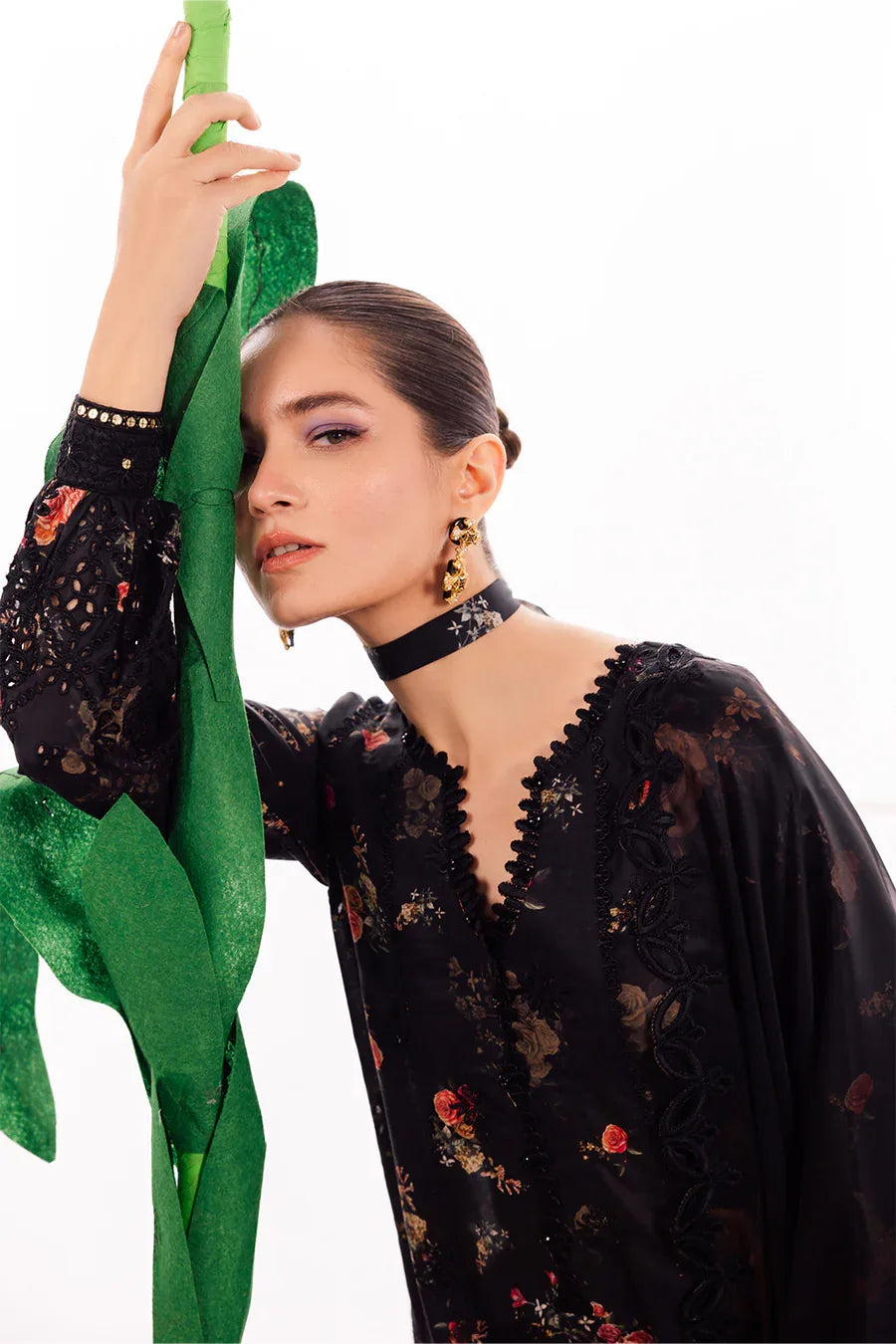 Iznik | Dahlia Embroidered Lawn | DL-08 - Rang-e-Khaas