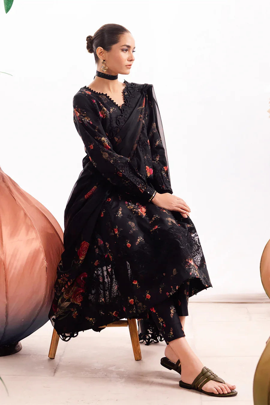 Iznik | Dahlia Embroidered Lawn | DL-08 - Rang-e-Khaas