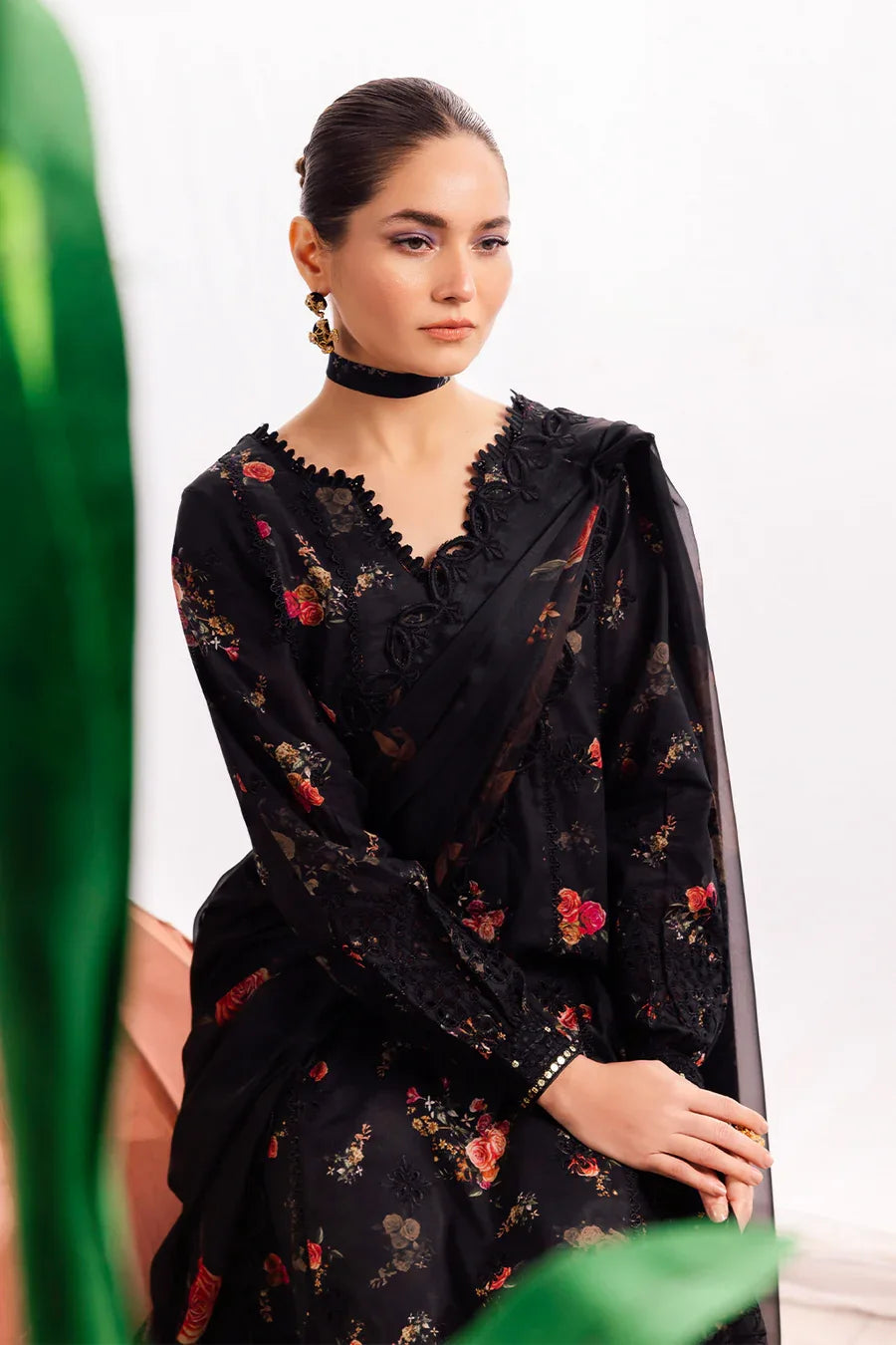 Iznik | Dahlia Embroidered Lawn | DL-08 - Rang-e-Khaas