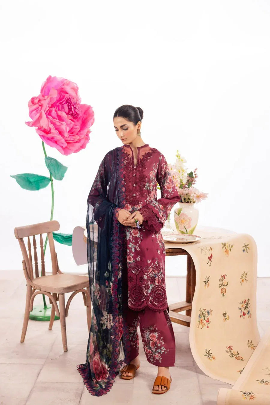 Iznik | Dahlia Embroidered Lawn | DL-11 - Rang-e-Khaas
