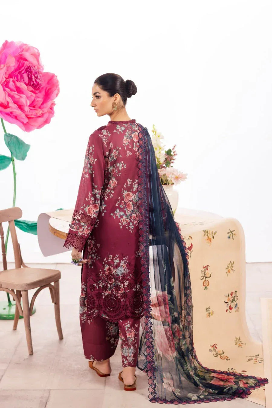 Iznik | Dahlia Embroidered Lawn | DL-11 - Rang-e-Khaas