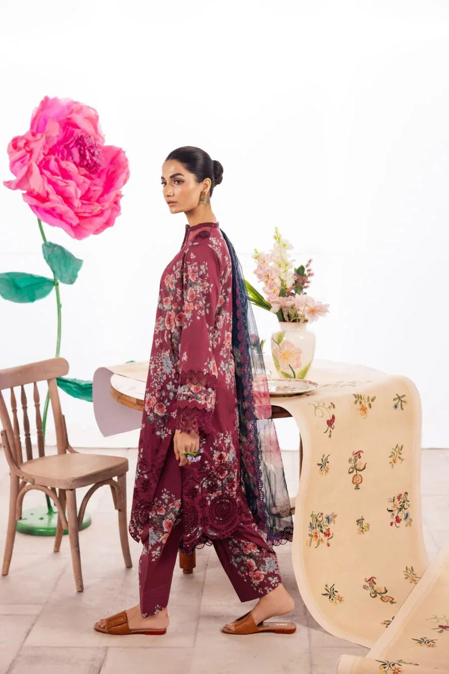 Iznik | Dahlia Embroidered Lawn | DL-11 - Rang-e-Khaas