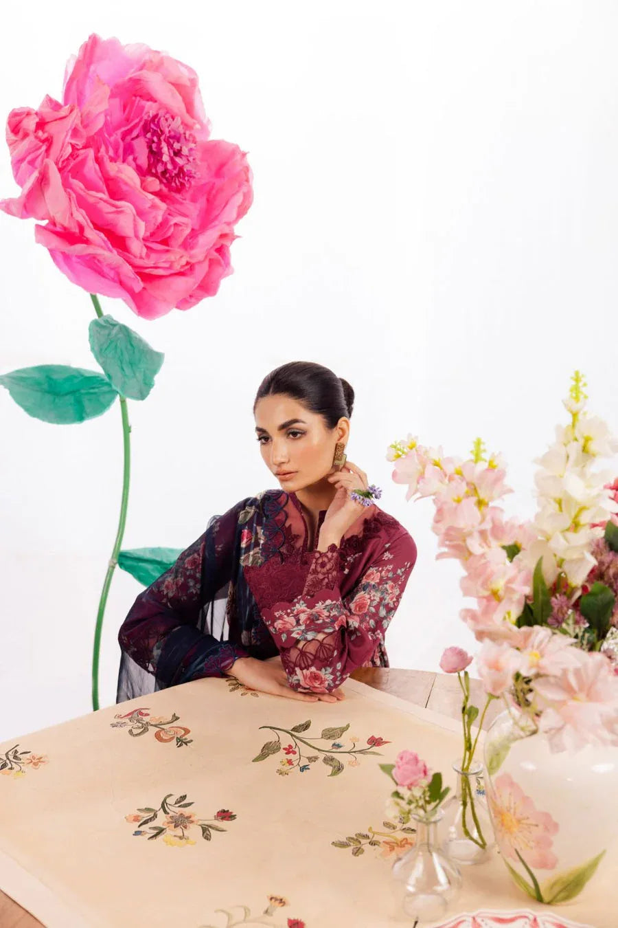Iznik | Dahlia Embroidered Lawn | DL-11 - Rang-e-Khaas