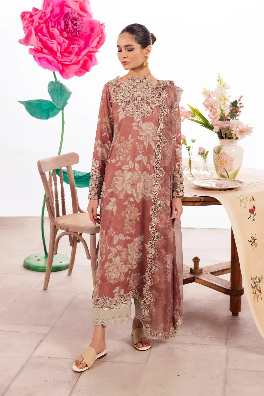 Iznik | Dahlia Embroidered Lawn | DL-12 - Rang-e-Khaas